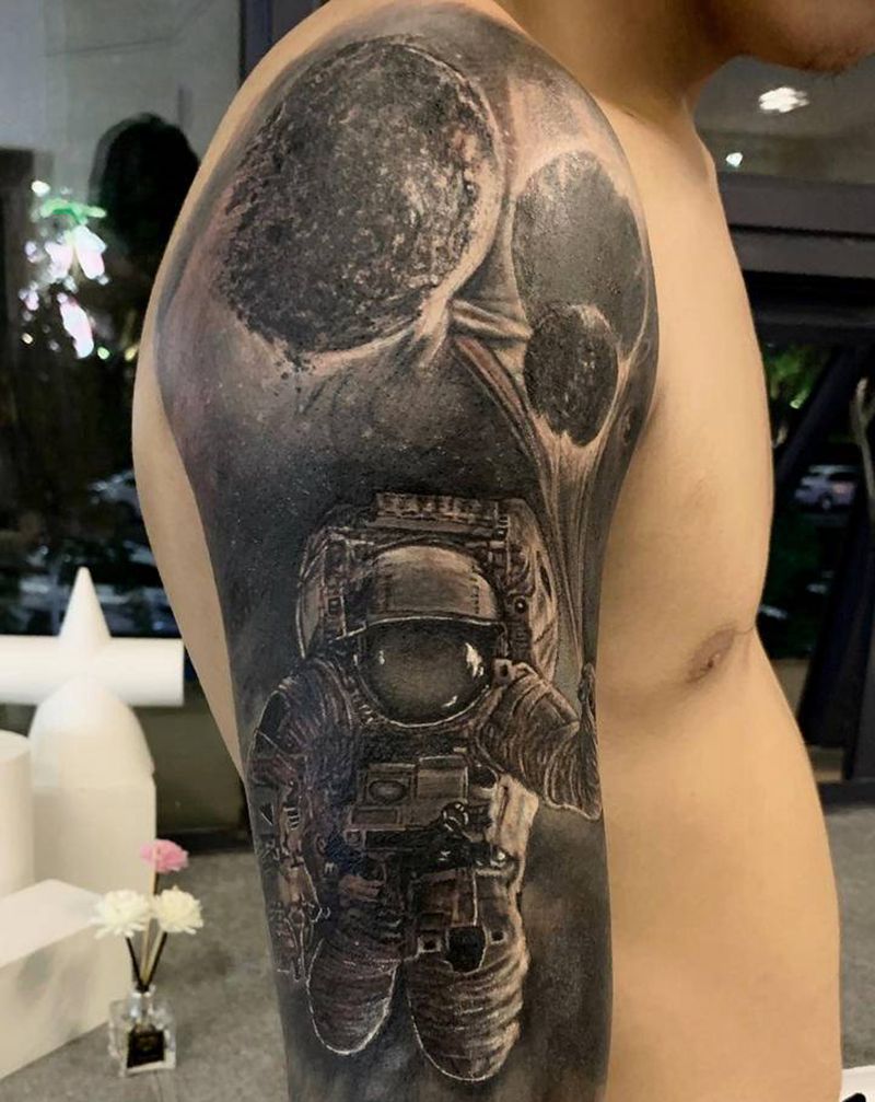 宇航员-环游快乐星球纹身图片_手臂手部欧美写实水墨宇航员宇宙星球纹身图案