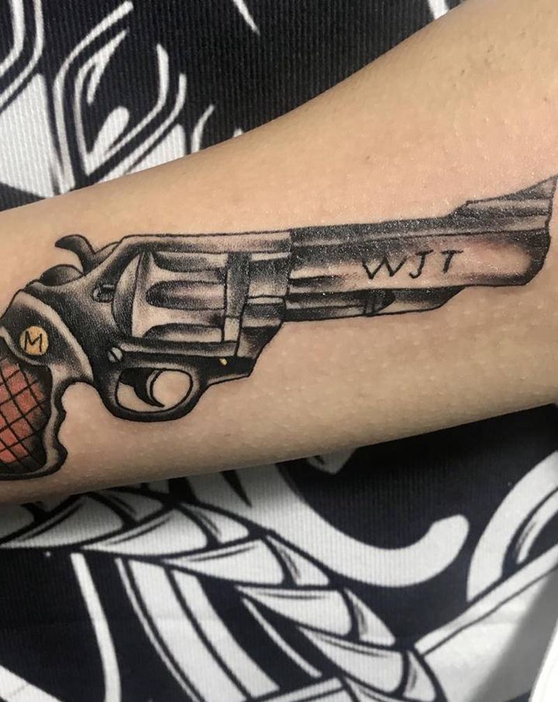 solo 手枪纹身图片_腿部手部Old School纹身图案