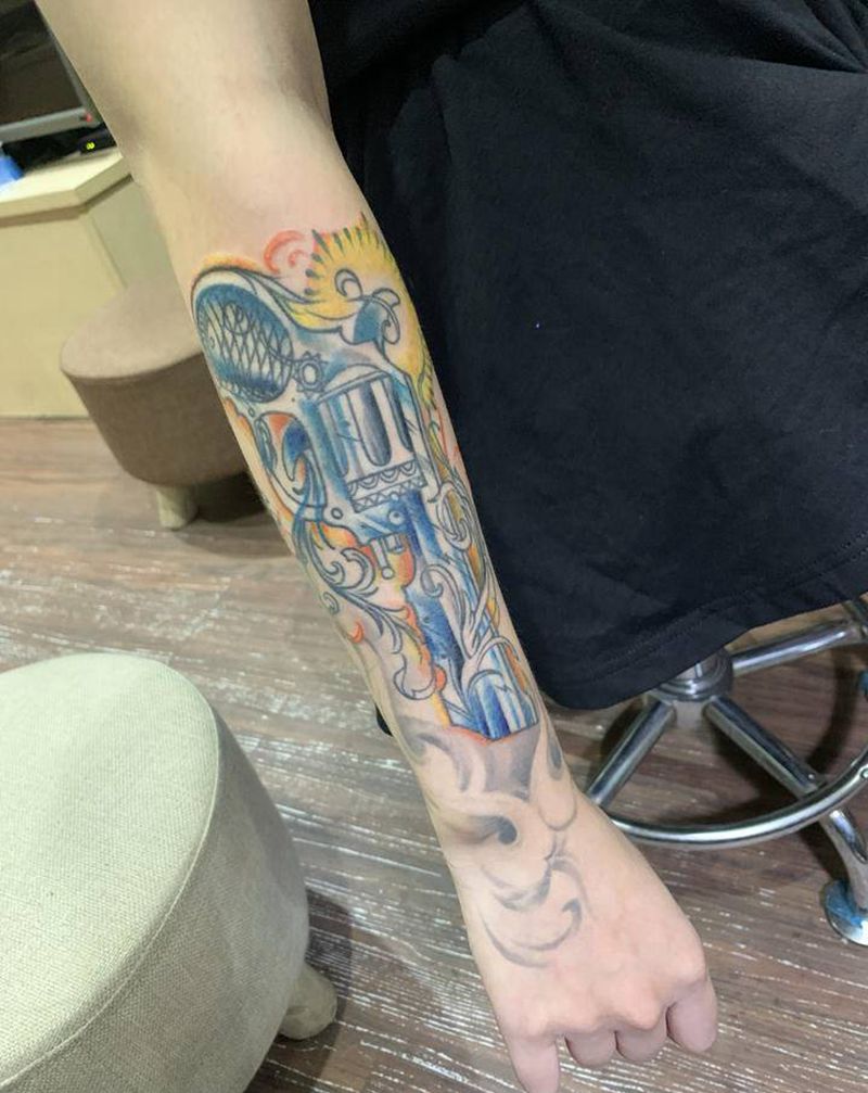 手枪纹身图片_手部手臂新传统Old School纹身图案