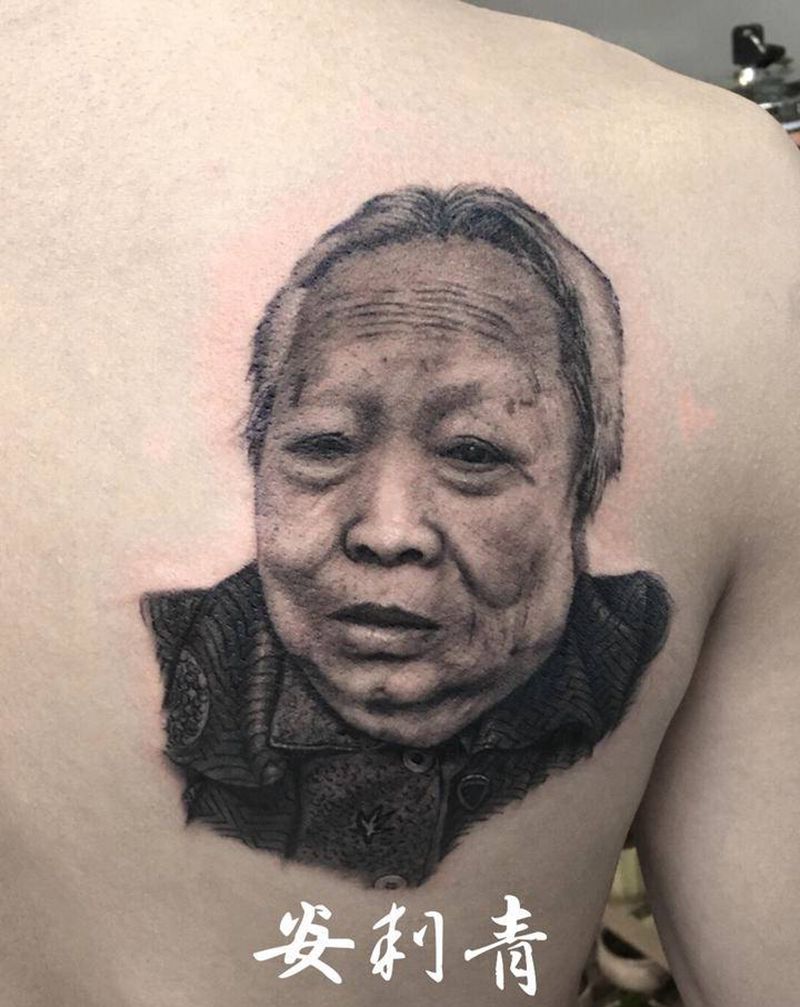 肖像纹身图片_肩部背部欧美写实人物亲人黑灰纹身图案