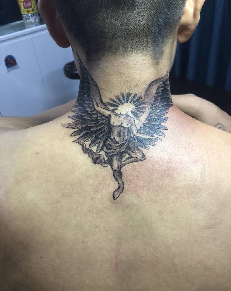 明星同款纹身图片_颈部欧美写实纹身图案