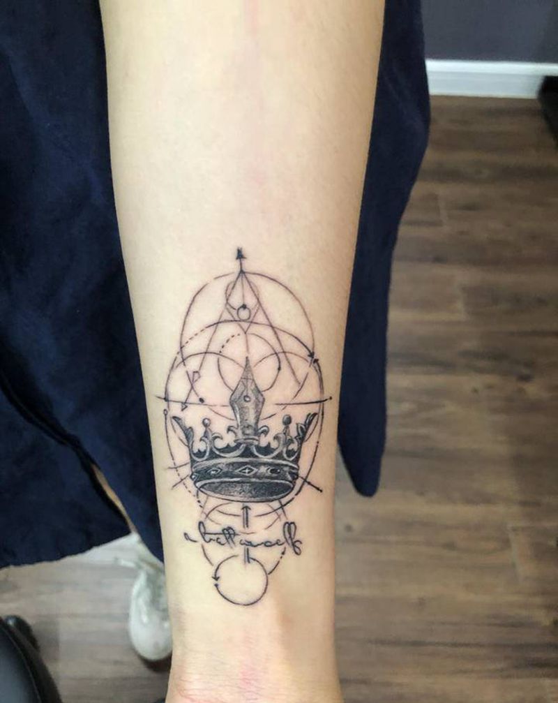 皇冠纹身图片_手臂点刺几何小清新纹身图案
