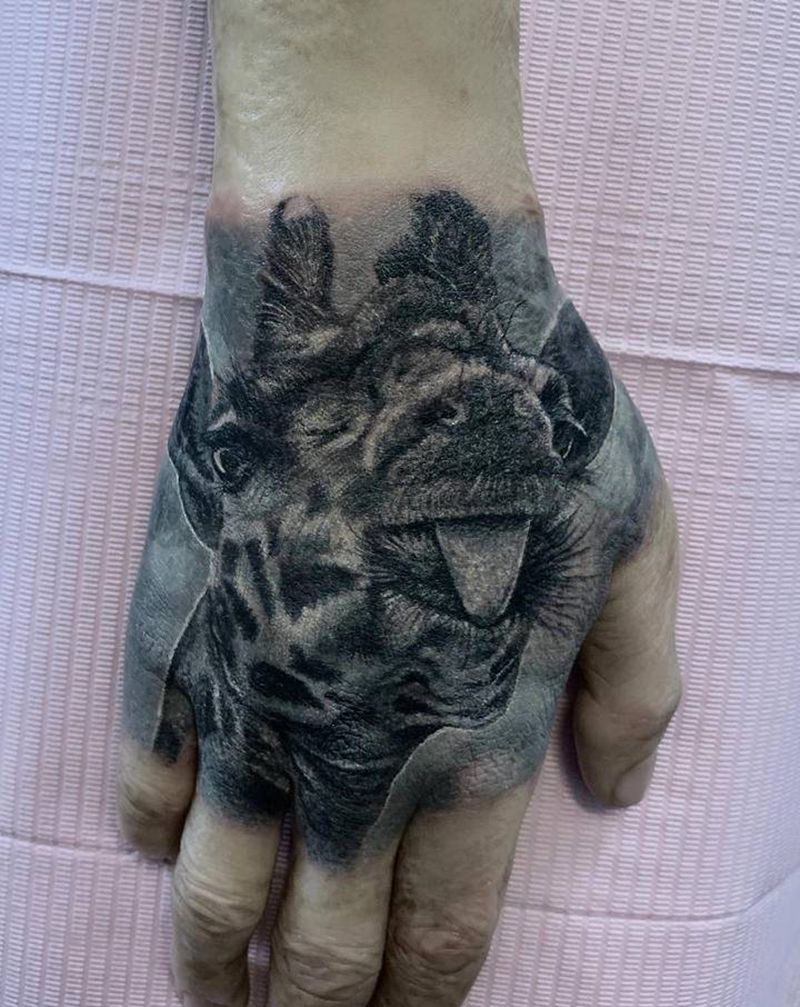 遮瑕二十年的伤疤纹身图片_手部欧美写实长劲鹿纹身图案