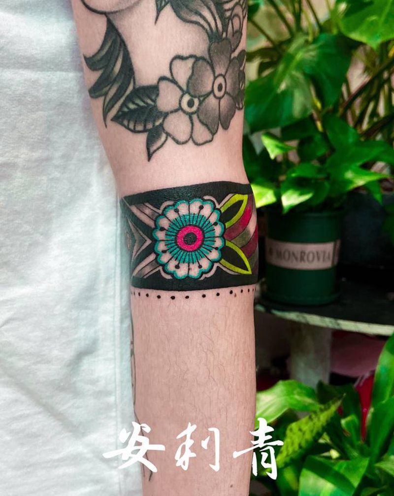 舞者纹身图片_手臂手部Old School几何臂环彩色花纹身图案