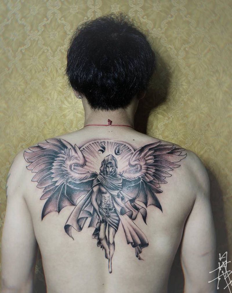天使和她的翅膀纹身图片_背部欧美写实新传统纹身图案