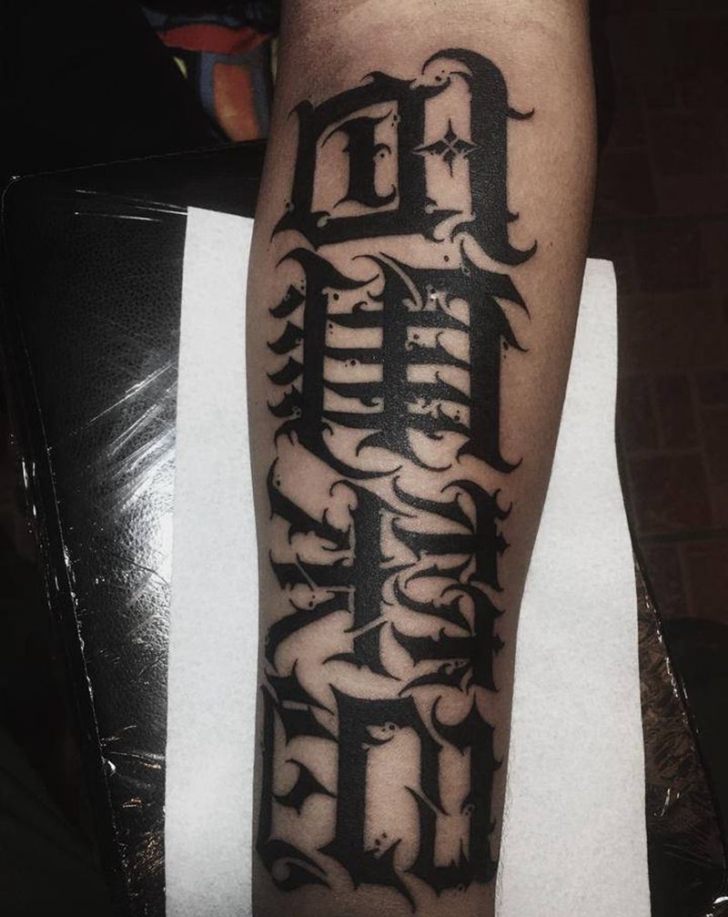 百无禁忌纹身图片_手臂花体字纹身图案