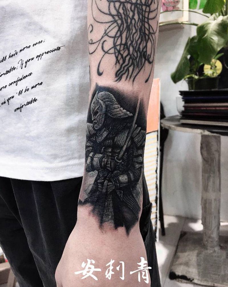 鬼武士纹身图片_手部手臂欧美写实新传统侍遮盖黑灰纹身图案