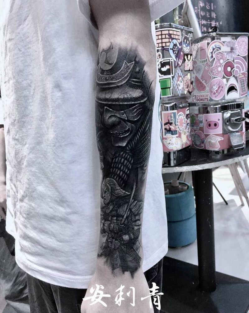 武士纹身图片_手臂手部欧美写实新传统遮盖黑灰鬼武士纹身图案