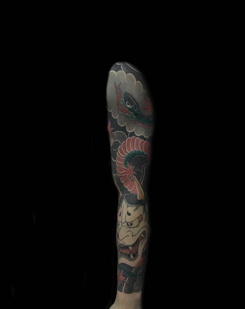 日式传统般若蛇枫叶云纹身图片_手臂老传统纹身图案