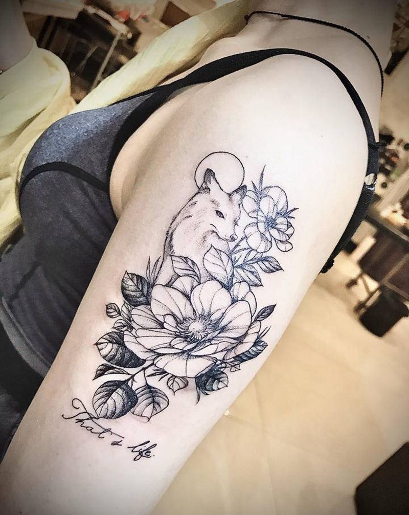 素花狐狸大臂纹身图片_手臂点刺狐狸素花纹身图案