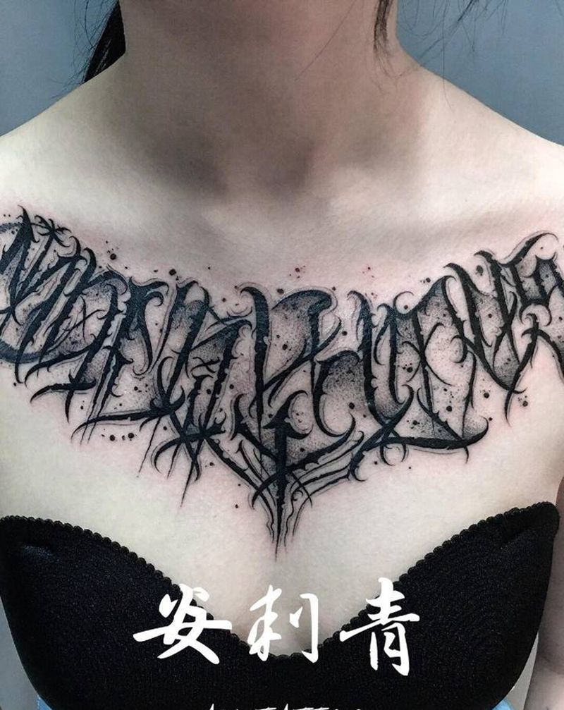 暗黑花体纹身图片_胸部肩部花体字点刺美女暗黑奇卡诺纹身图案