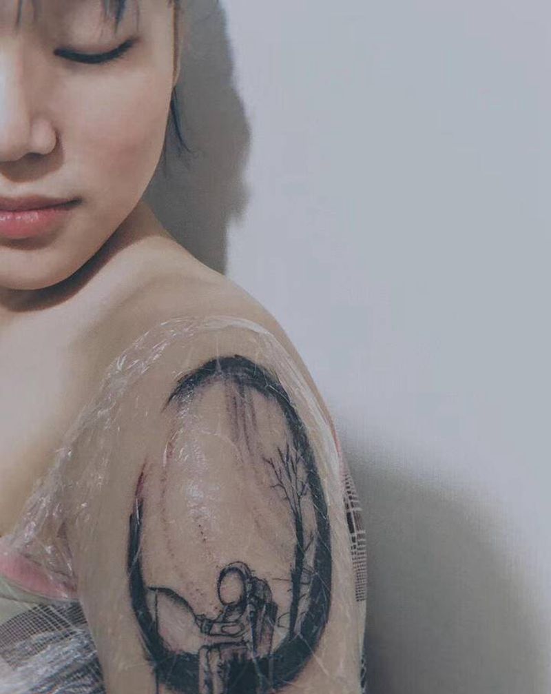 宇航员纹身图片_肩部水墨点刺纹身图案