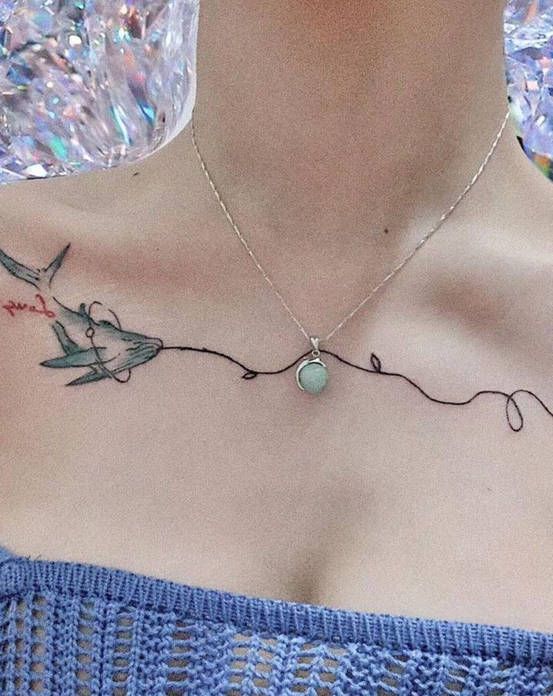 小清新纹身图片_胸部水彩水墨鲸鱼纹身图案