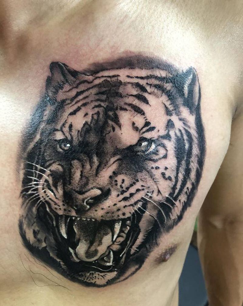 虎纹身图片_胸部欧美写实纹身图案