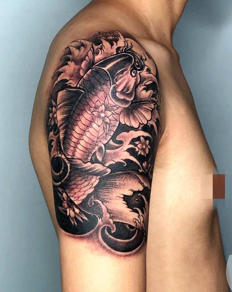 大臂鲤鱼纹身图片_手臂新传统纹身图案