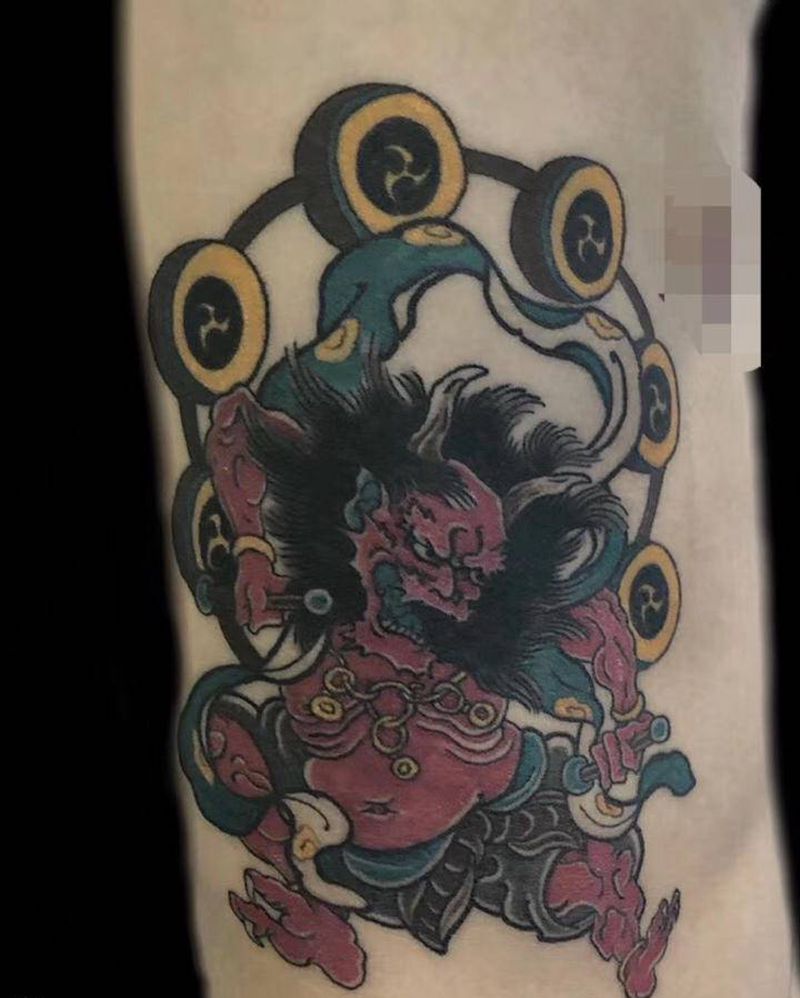 侧腰雷神纹身图片_腰部老传统纹身图案