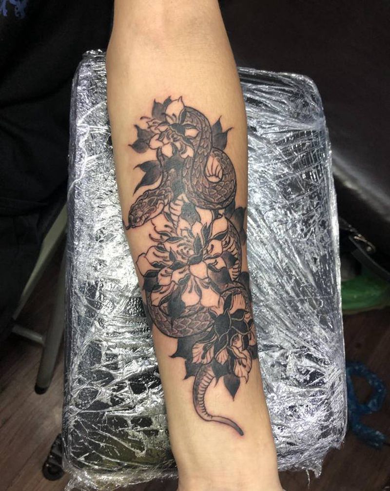 黑灰小作纹身图片_手臂背部新传统点刺纹身图案