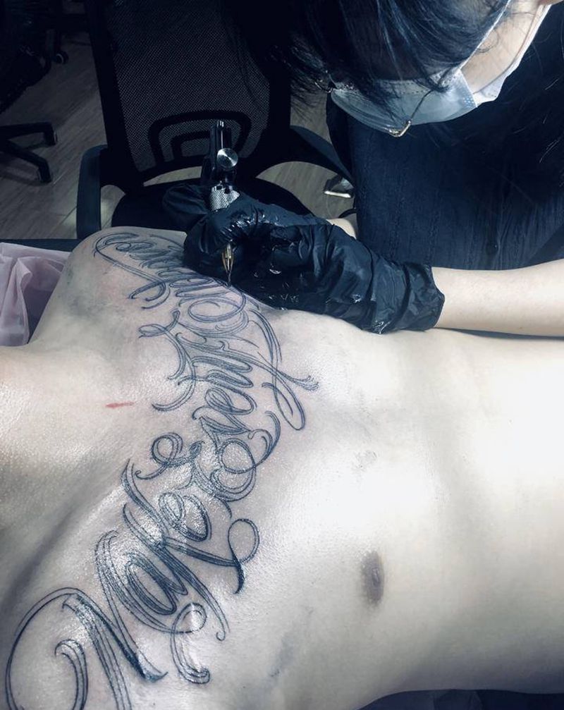 近期纹身图片_手臂胸部花体字老传统纹身图案