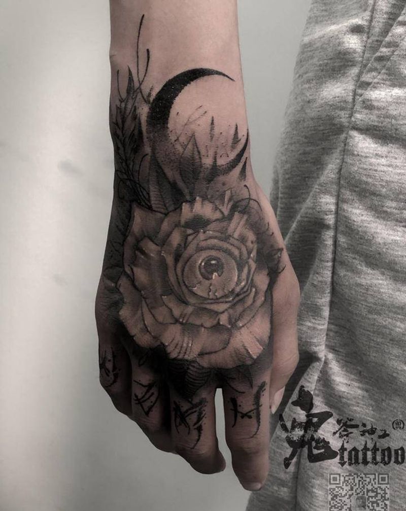 手背纹身图片_手部花体字New School纹身图案