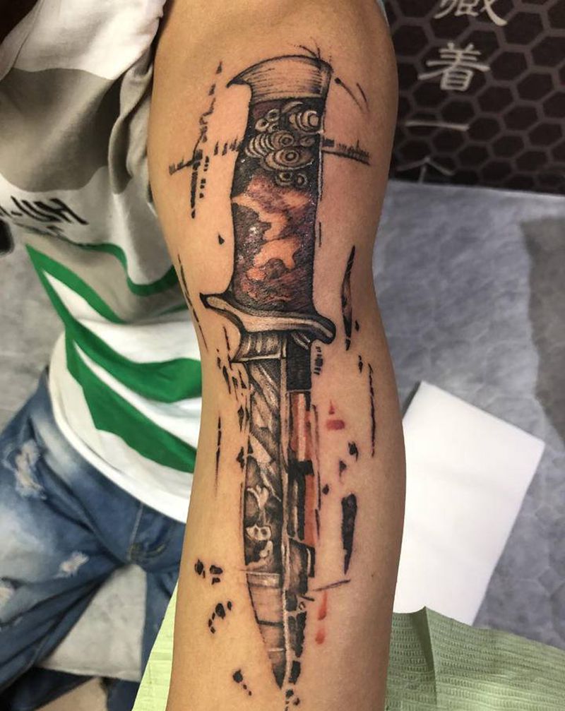 匕首纹身图片_手臂点刺纹身图案