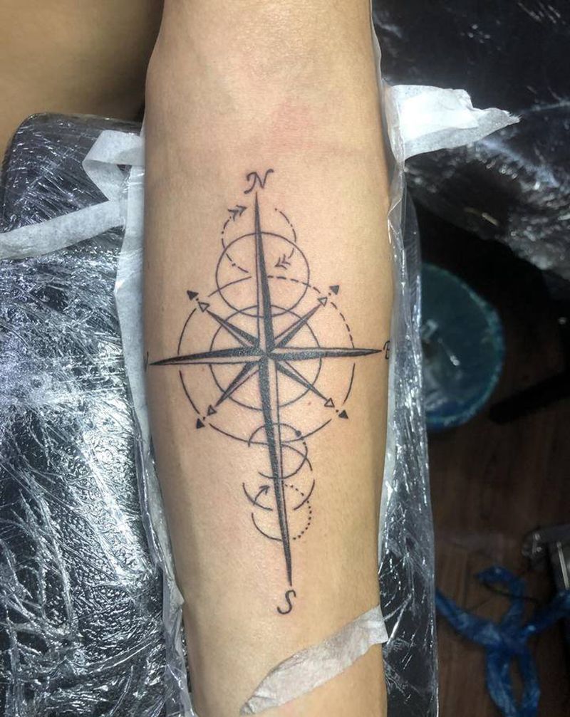 指南针纹身图片_手臂点刺几何纹身图案