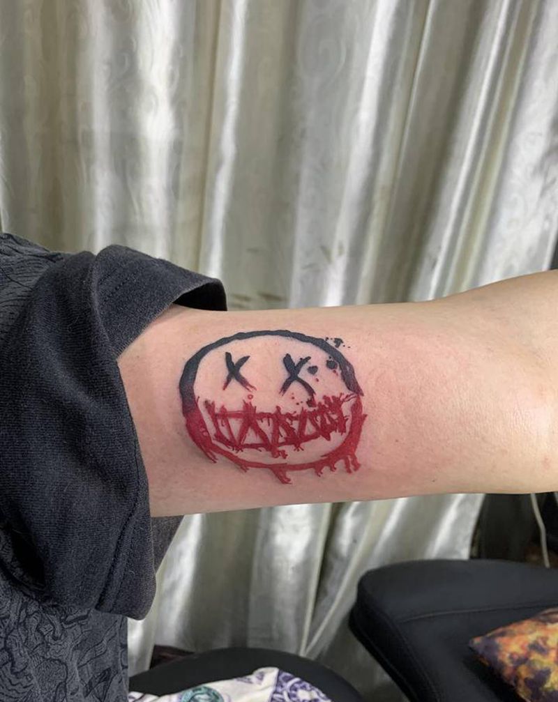 笑脸纹身图片_手部手臂水墨New School纹身图案