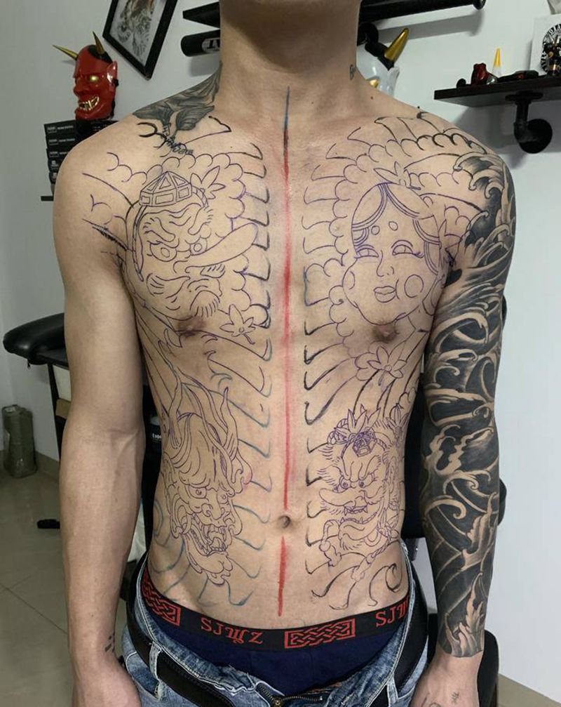 开衫线条纹身图片_胸部老传统纹身图案