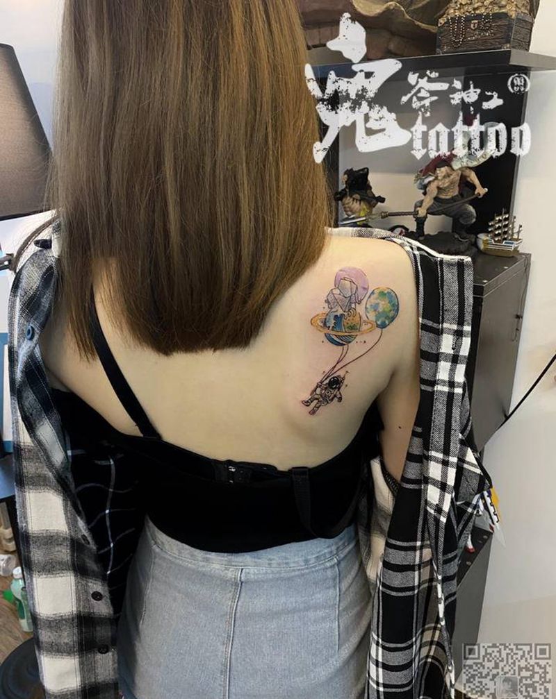 太空纹身图片_肩部水彩纹身图案