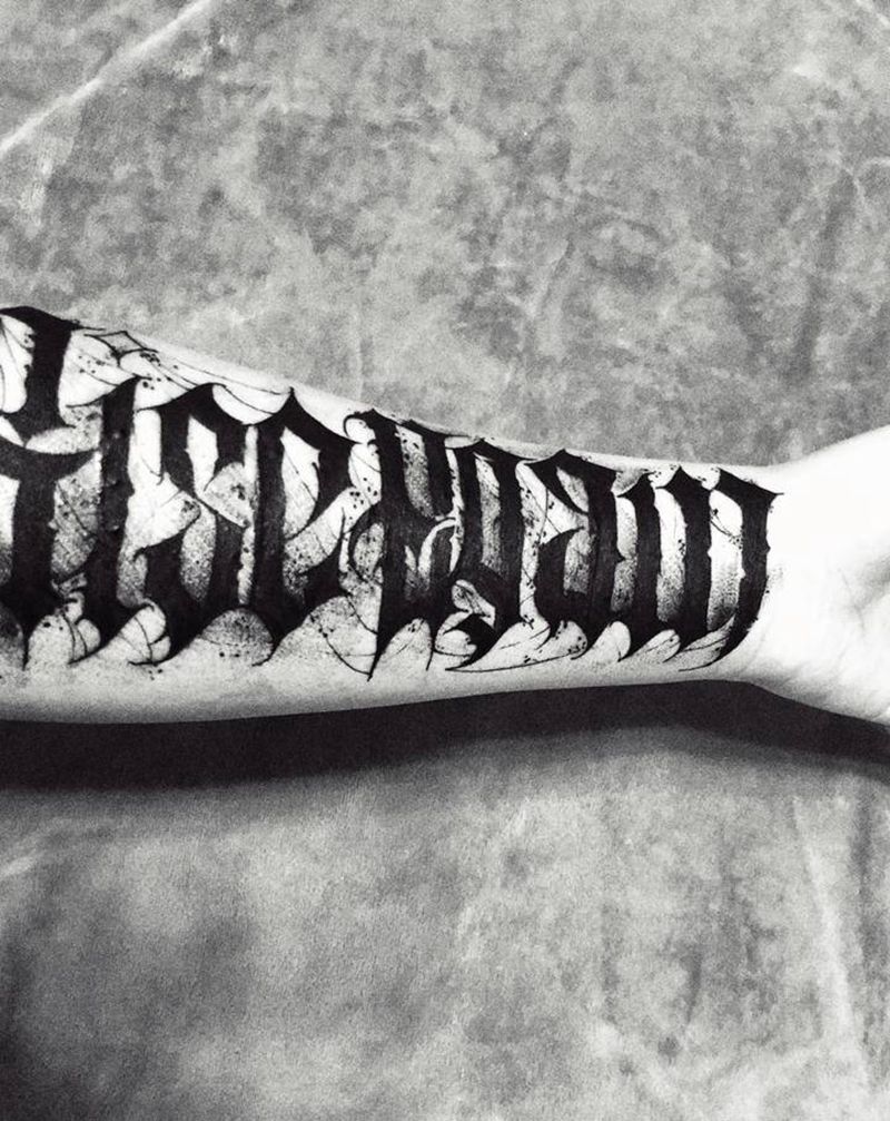 死而复生纹身图片_手臂花体字纹身图案