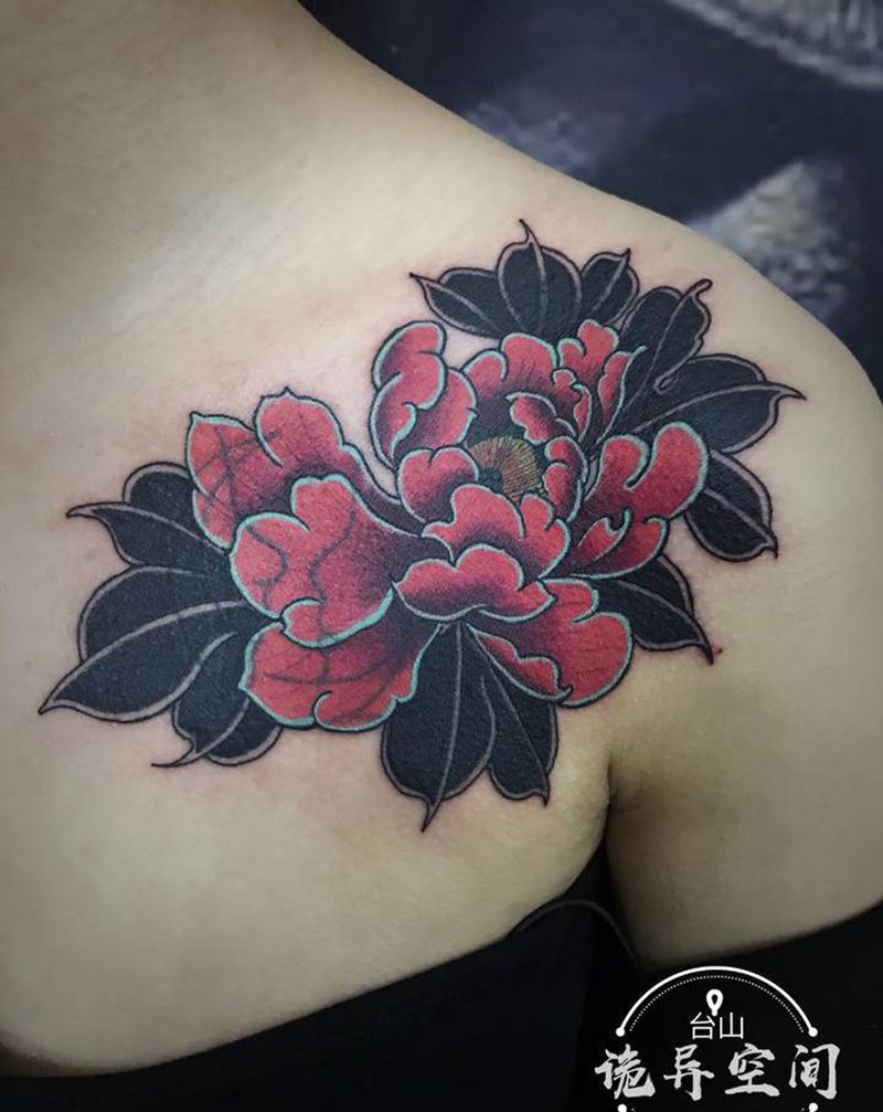牡丹纹身图片_胸部新传统纹身图案