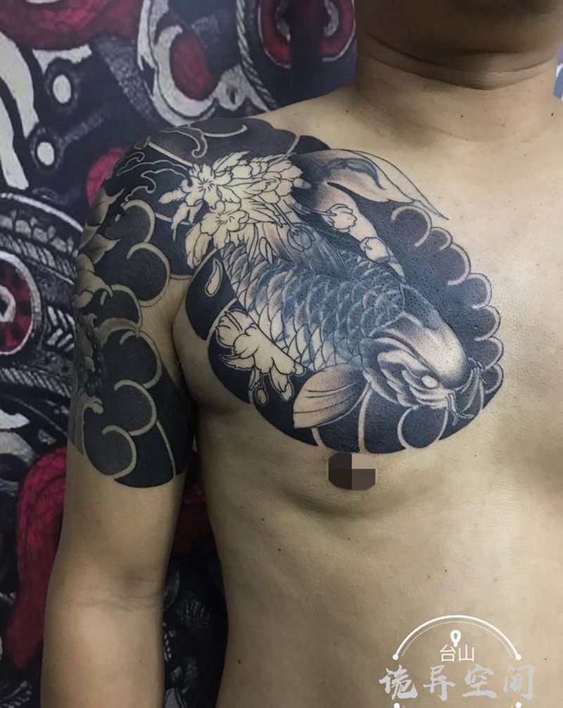 半胛遮盖  未完成纹身图片_胸部肩部老传统纹身图案