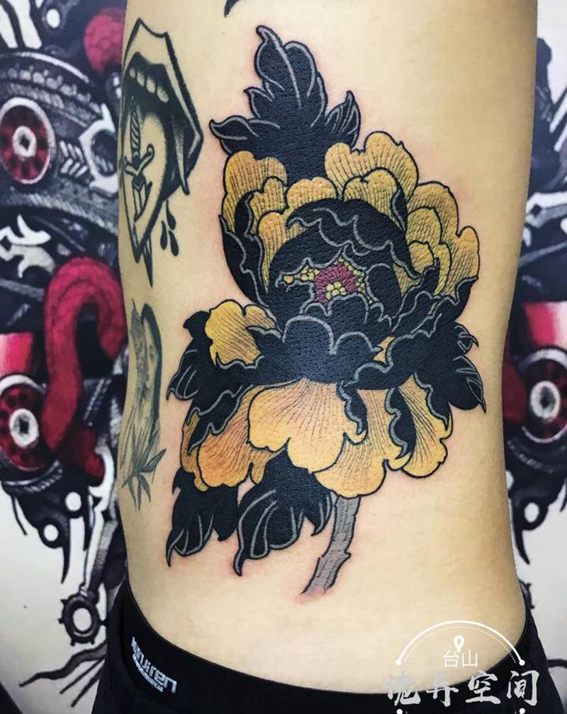 牡丹纹身图片_腰部新传统纹身图案