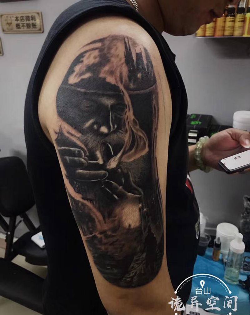 大臂纹身图片_手臂欧美写实纹身图案