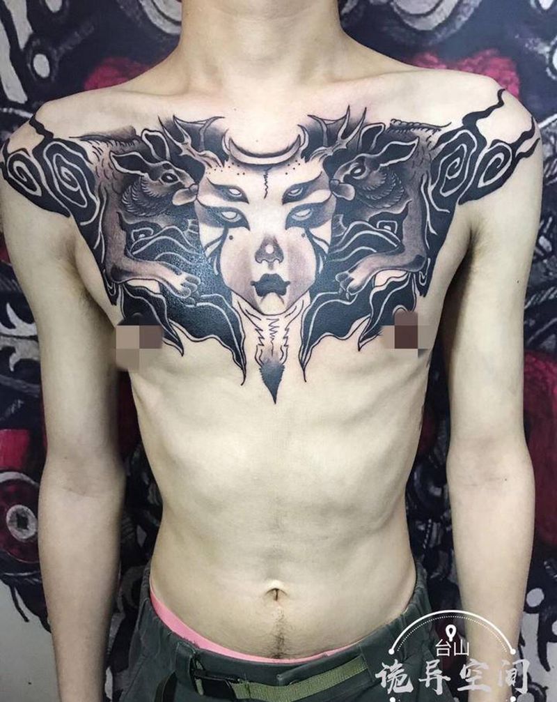 花胸纹身图片_胸部新传统纹身图案