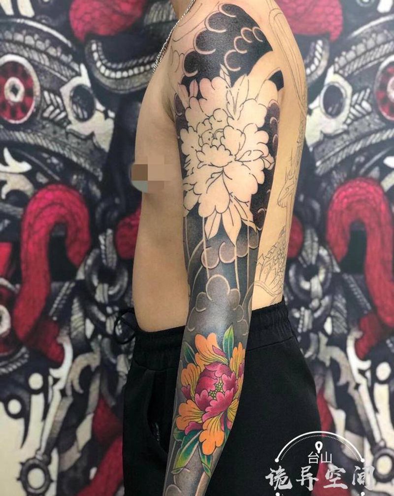 牡丹花臂未完成纹身图片_手臂手部老传统纹身图案