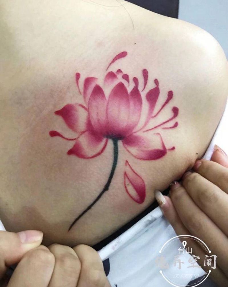 花纹身图片_胸部水彩纹身图案