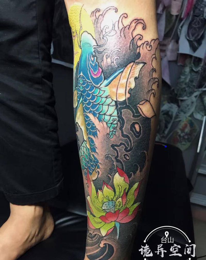 鱼纹身图片_腿部新传统纹身图案
