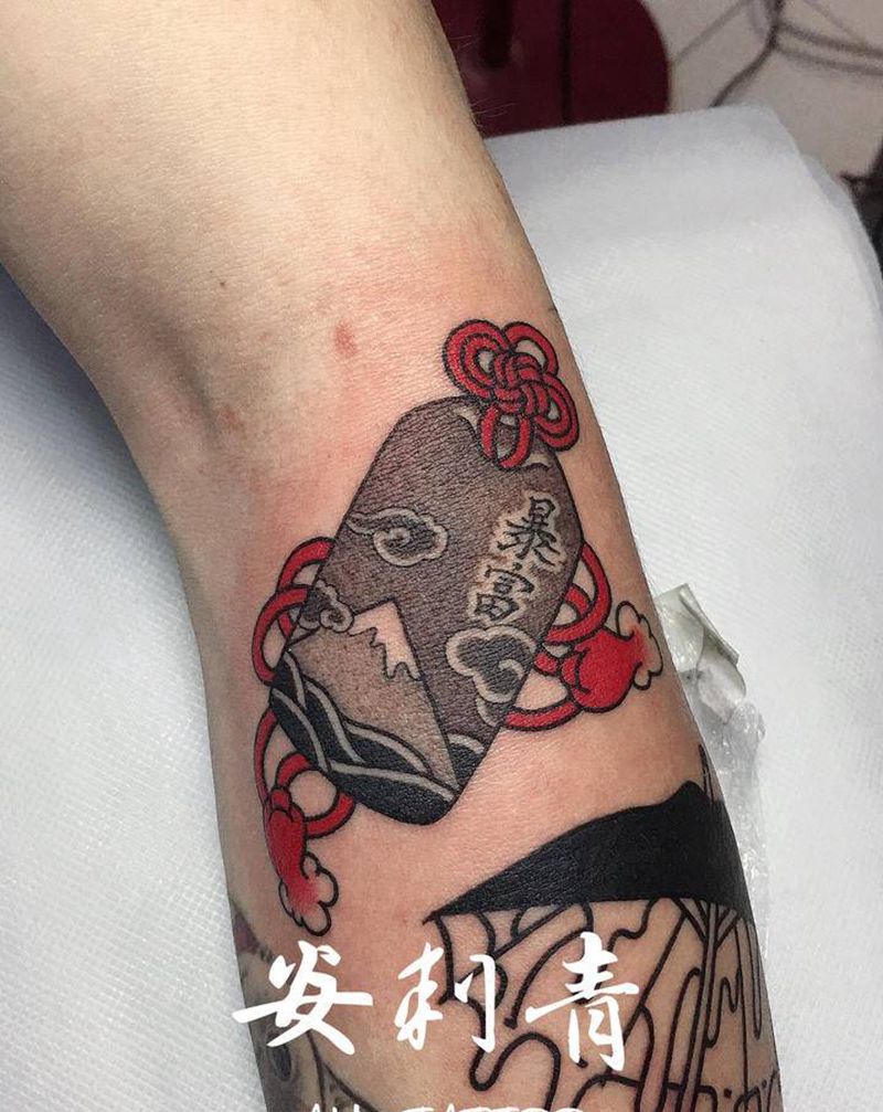 御守纹身图片_手臂手部点刺老传统彩色富士山黑灰纹身图案