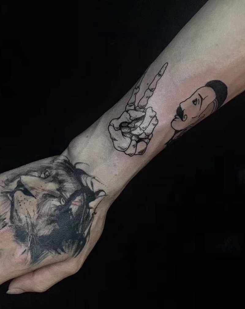 小骷髅手纹身图片_手臂Old School纹身图案