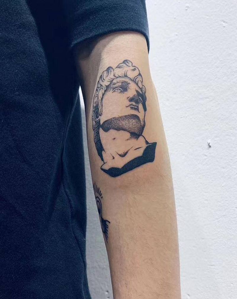 石膏头像纹身图片_手臂点刺纹身图案