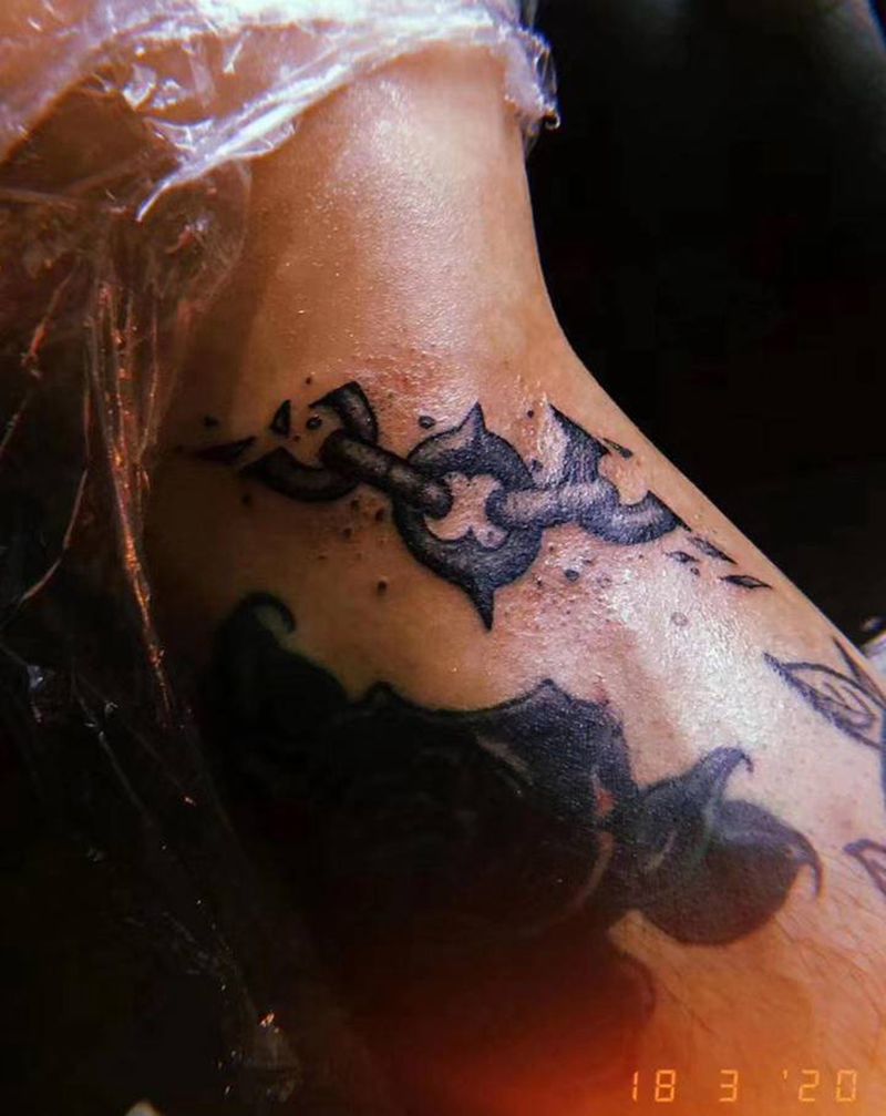 锁链纹身图片_Old School点刺纹身图案