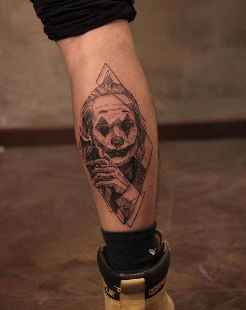 小丑纹身图片_腿部点刺纹身图案