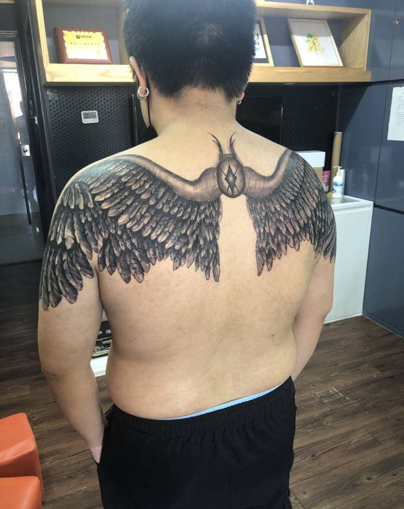 翅膀纹身图片_背部欧美写实纹身图案