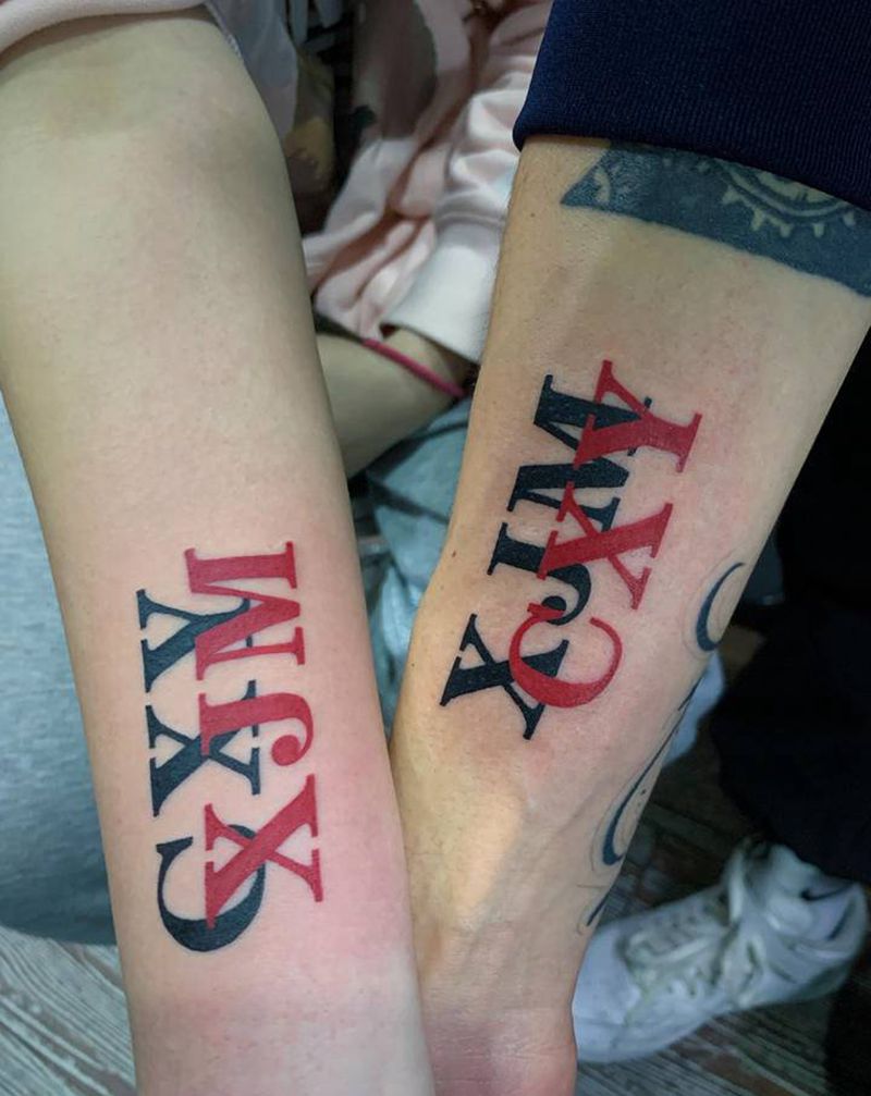 名字缩写纹身图片_手臂手部花体字New School情侣纹身图案