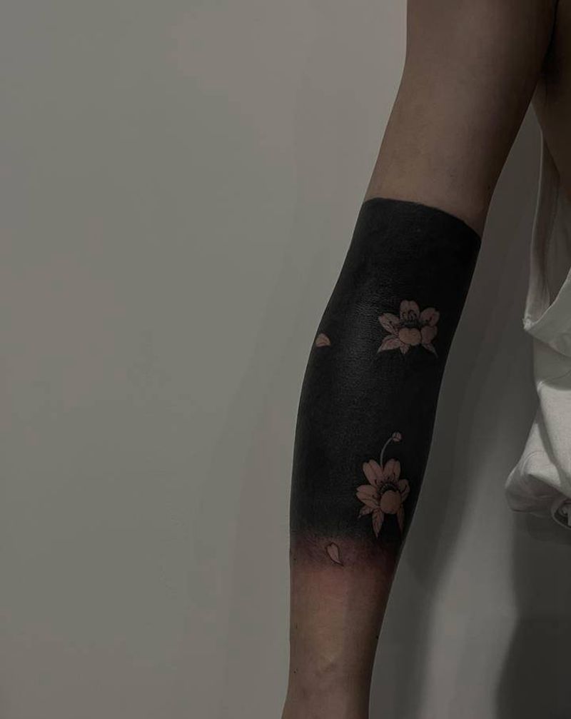 樱花黑臂纹身图片_手部纹身图案