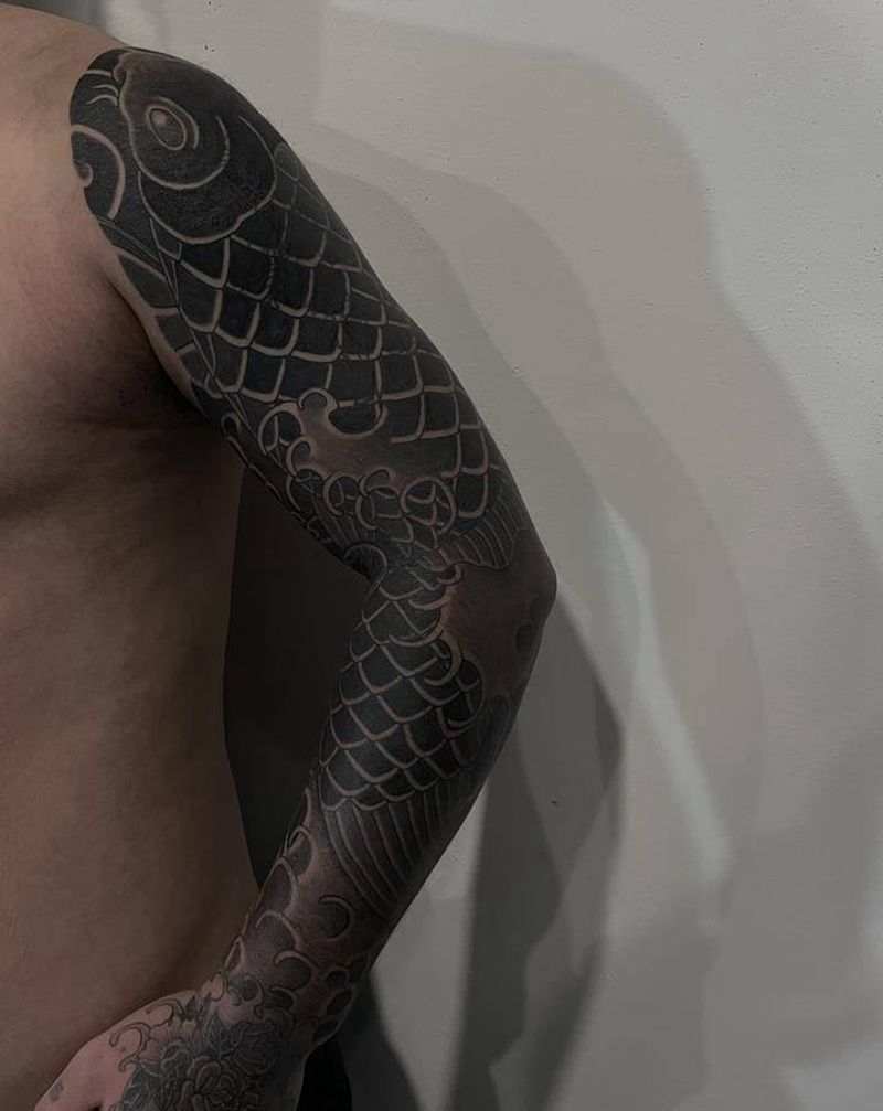 传统花臂鲤鱼遮盖纹身图片_手臂老传统纹身图案