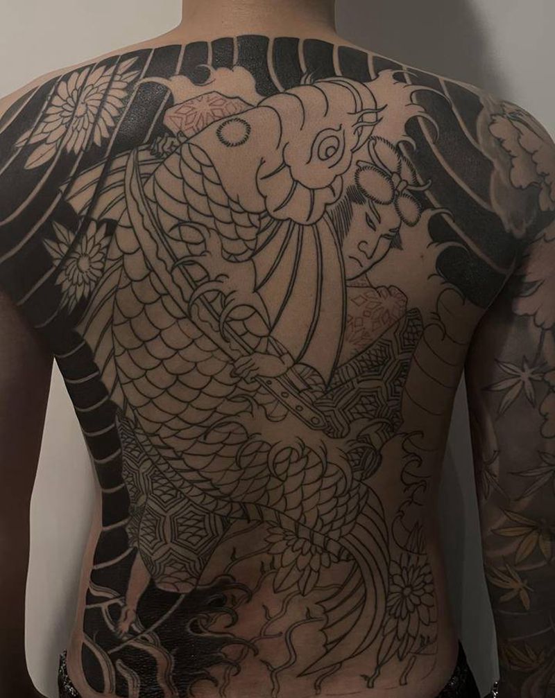 西塔鬼若丸满背进度纹身图片_背部老传统纹身图案