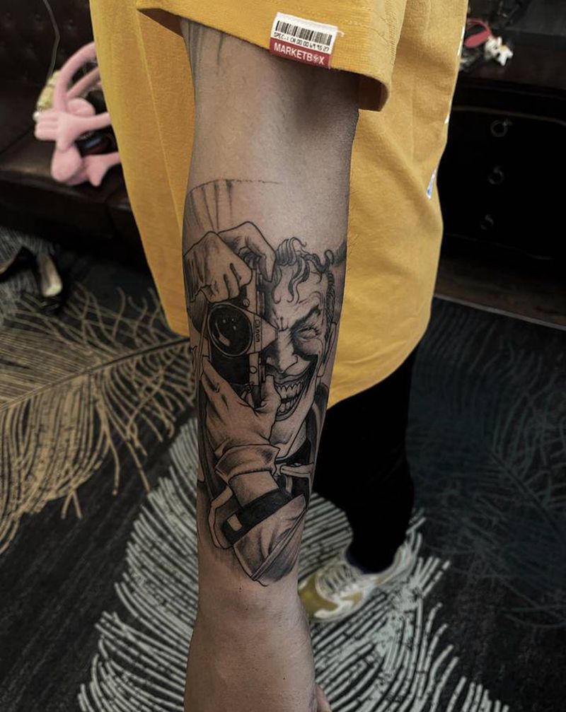 小丑与相机纹身图片_手部欧美写实纹身图案