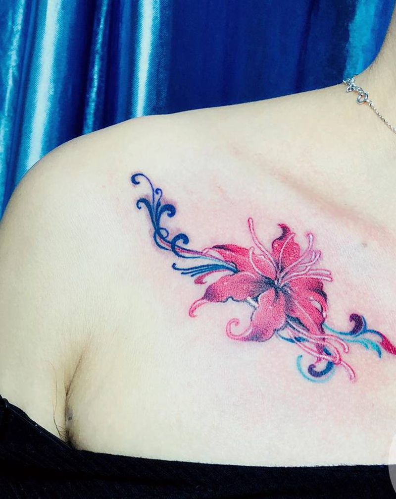 比岸花纹身图片_胸部水彩纹身图案