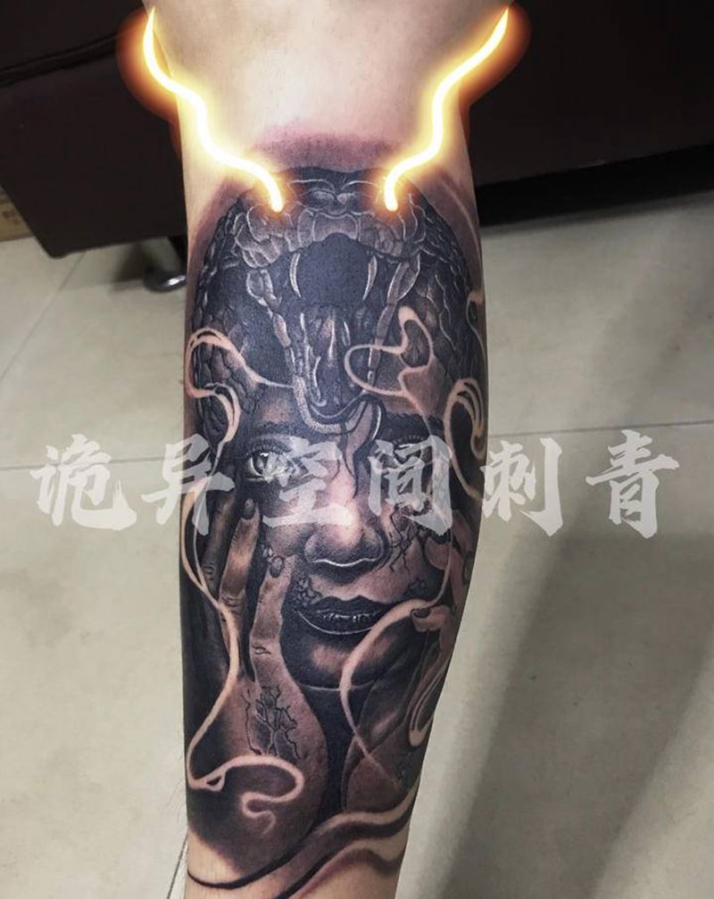 蛇女纹身图片_腿部欧美写实纹身图案